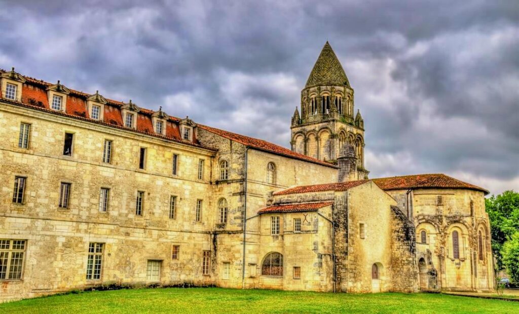 visiter abbaye aux dames saintes